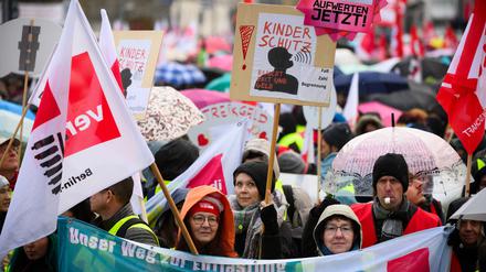 Gewerkschafter und Beschäftigte im Sozial-und Erziehungsdienst demonstrieren vor dem Berliner Abgeordnetenhaus anlässlich des Kita-Streiktags der Dienstleistungsgewerkschaft Verdi. 