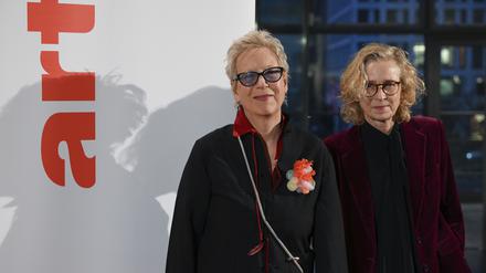 Die Regisseurinnen Doris Dörrie (l) und Claudia Müller beim Arte-Empfang in der Akademie der Künste am Pariser Platz.