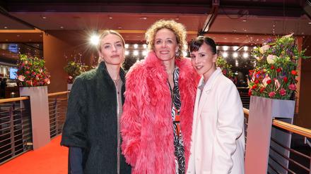Cooles Coocktail-Styling. Paula Riemann (l-r), Katja Riemann und Aylin Tezel kommen zur Eröffnungsparty der Internationalen Filmfestspiele. 