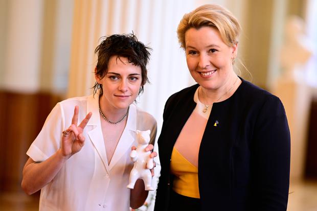 Prominenter Besuch: Filmstar Kristen Stewart, Jury-Präsidentin der Berlinale-Jury, posiert neben Giffey, nachdem sie sich ins Gästebuch der Stadt Berlin im Roten Rathaus eingetragen hat. 