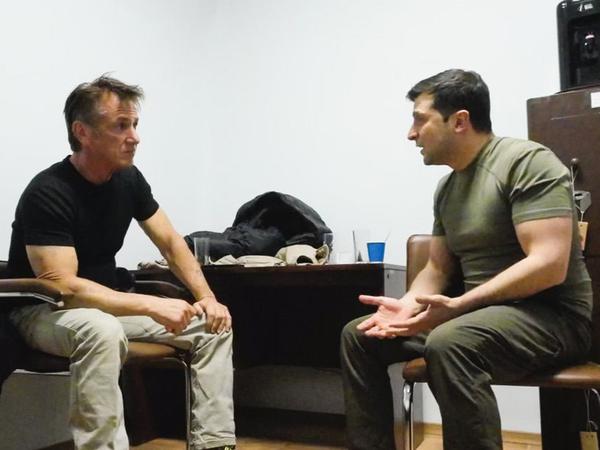 Der US-Schauspieler Sean Penn (l) traf in Kiew den ukrainischen Präsidenten Selenskyj: Szene aus „Superpower“.