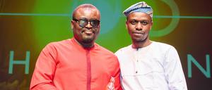 Regisseur Babatunde Apalowo (links) und Produzent Damilola E. Orimogunje mit dem Teddy für „All the Colours of the World Are Between Black and White“