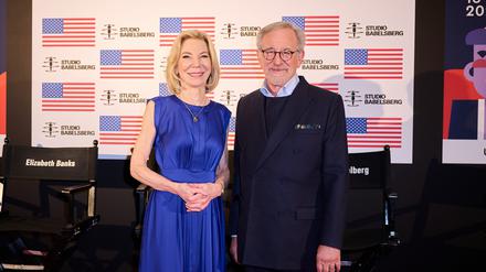 Überraschung am Pariser Platz. Amy Gutmann, US-Botschafterin in Deutschland,  begrüßt Steven Spielberg zum Berlinale-Empfang.