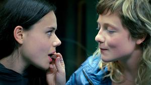 Lilith Grasmug (links) als Fanny und Josefa Heinsius als Lena in Claire Burgers Wettbewerbsfilm „Langue Étrangère“.