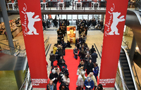 Bitte Geduld mitbringen: Festivalbesucher stehen vor der Berlinale 2018 beim Kartenverkauf in den Potsdamer Platz Arcaden an.