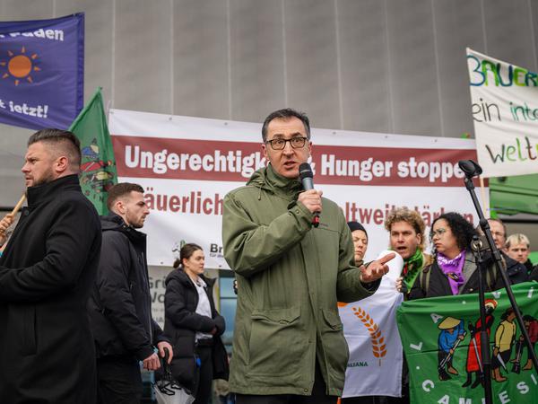 Auf dem Weg zur Großdemonstration „Wir haben die Agrarindustrie satt“ wurde Landwirtschaftsminister Cem Özdemir von Landwirten eine Protestnote überreicht.