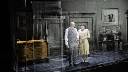 Im Stück mit Veit Schubert und Alma Sadé wird das Zimmer rekonstruiert, in dem  Ehepaar unter den Nazis leben musste.