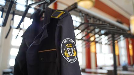 Eine Uniformjacke der Berliner Feuerwehr. Im Rahmen einer Pressekonferenz hat die Berliner Feuerwehr am Donnerstag den Jahresbericht 2021 vorgestellt.