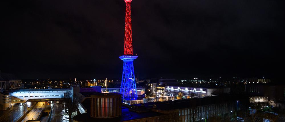 Der Funkturm auf dem Messegelände wird zum Austritt Großbritanniens aus der Europäischen Union mit blauem und rotem Licht angestrahlt.