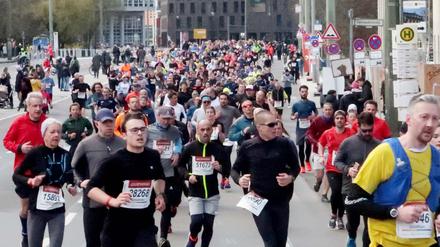 Läufer und Zuschauer beim Berliner Halbmarathon