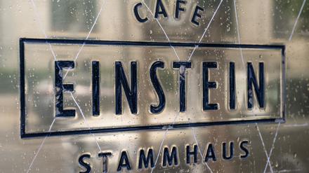 Ein Schild „Cafe Einstein Stammhaus“ am Tor des Hauses in der Kurfürstenstraße hat Insolvenz angemeldet. Auch die beiden neueren Restaurants der Betreibergesellschaft, das Amon am Gendarmenmarkt und das PHP im Europaviertel sind betroffen.