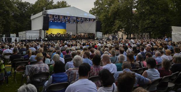In den Park am Schloss Schönhausen waren Menschen zum Konzert des Ukrainian Freedom Orchestra gekommen – unter ihnen Bundespräsident Frank-Walter Steinmeier.