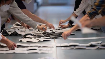 Berliner Wahlhelfer zählen Stimmzettel für die Bundestagswahl.