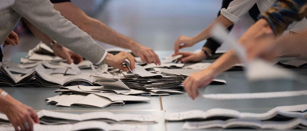 Berliner Wahlhelfer zählen Stimmzettel für die Bundestagswahl.