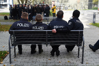 Ein Polizeiwagen fährt in die Berliner Polizeiakademie.
