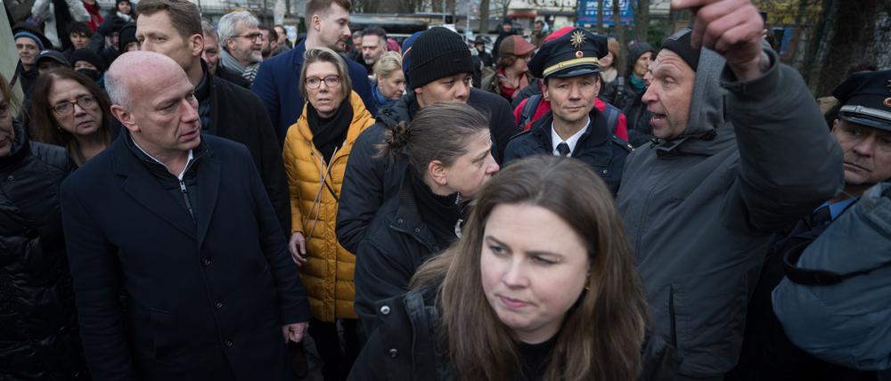 Kai Wegner (CDU), Regierender Bürgermeister von Berlin, spricht während eines Rundgangs des Berliner Senats durch den Görlitzer Park mit einem Demonstranten, der gegen die Umzäunung des Parks ist. Vor ihnen steht Clara Herrmann (Bündnis 90/Die Grünen), Bezirksbürgermeisterin Berlin Friedrichshain-Kreuzberg.