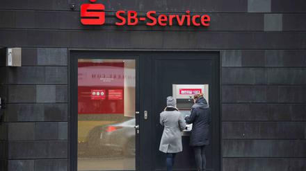 Zu viel bezahlt? Verbraucherschützer wollen wissen, ob Kunden der Berliner Sparkasse Geld zurückverlangen können. 