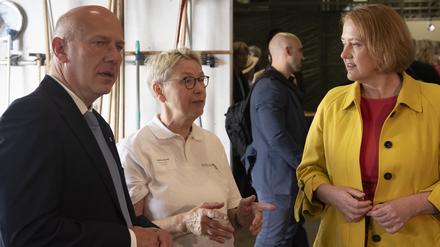 Die Vorsitzende und Mit-Gründerin der Berliner Tafel, Sabine Werth, mit dem Regierenden Bürgermeister Kai Wegner (CDU) und Bundesfamilienministerin Lisa Paus (Grüne). 