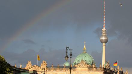 Ein Regenbogen ist über dem Deutschen Historischen Museum und den Spitzen von Dom und Fernsehturm in Berlin.