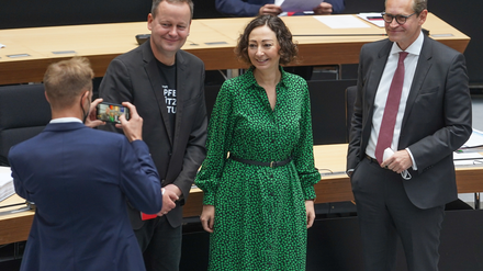 Klaus Lederer, Ramona Pop und Michael Müller lassen sich vor der letzten Plenarsitzung vor der Wahl im Berliner Abgeordnetenhaus fotografieren.  Foto: Jörg Carstensen/dpa