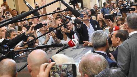 Berlusconi in einer Lieblingsrolle: In dieser Woche begleitete ein Schwarm von Medienleuten und Kameras jeden Auftritt des Ex-Premiers (im Bild rechts im Profil)