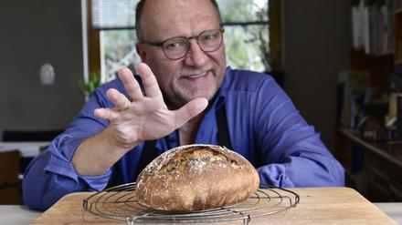 In der Krise hat Bernd Matthies angefangen, sein Brot selbst zu backen. Hier sieht man ihn mit einem fertigen Laib Roggen-Dinkel-Brot
