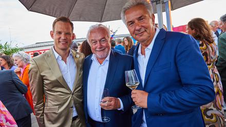 Party mit Aussicht. Bundestagsvizepräsident Wolfgang Kubicki (Mitte) mit Institutsdirektor Hendrik Streeck und Klaus Wowereit (rechts).