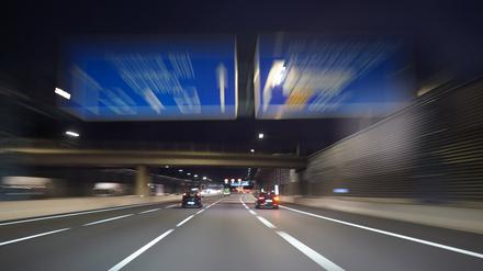 05.09.2022, Hamburg: Autos fahren auf der Autobahn A7 in Richtung Norden. Foto: Marcus Brandt/dpa +++ dpa-Bildfunk +++