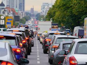 Zu viel klimaschädlicher Ausstoß: Autos stauen sich im Berufsverkehr auf dem Berliner Kaiserdamm stadteinwärts.