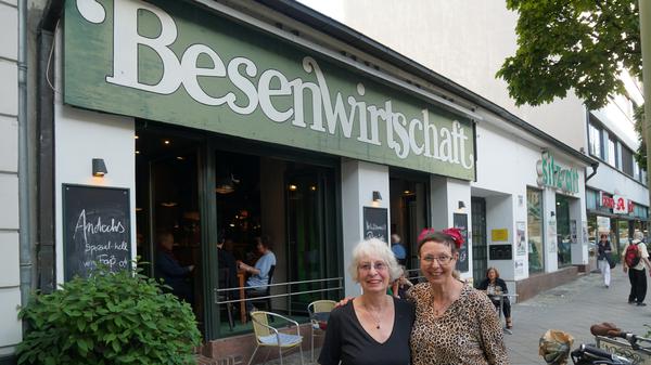 Antje Rückholz und ihre Tochter Karola haben das Weinlokal "Besenwirtschaft" in Wilmersdorf aufgegeben.