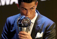 Das Bild kennt man. Cristiano Ronaldo von Real Madrid ist Weltfußballer.