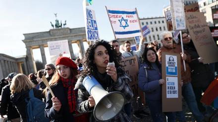 Demonstranten protestieren vor dem Brandenburger Tor gegen die Politik in Israel anlässlich des Besuches des israelischen Ministerpräsidenten in Berlin.