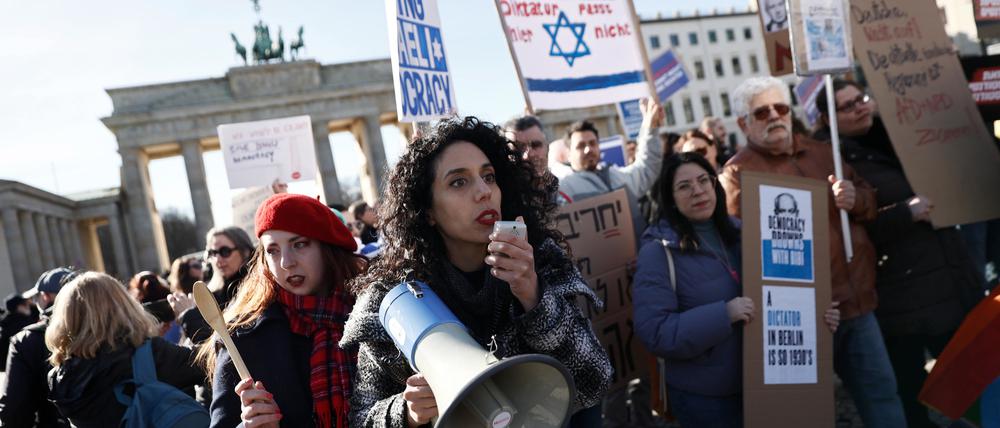 Demonstranten protestieren vor dem Brandenburger Tor gegen die Politik in Israel anlässlich des Besuches des israelischen Ministerpräsidenten in Berlin.