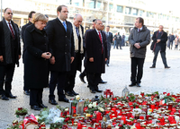 Bundeskanzlerin Angela Merkel (2.v.l, CDU) gedenkt mit Tunesiens Ministerpräsident Youssef Chahed (3.v.l) am Dienstag am Breitscheidplatz der Opfer, die bei einem islamistischen Anschlag auf den Weihnachtsmarkt am 19. Dezember 2016 gestorben sind oder verletzt wurden.