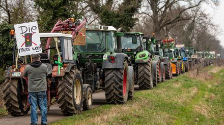 Am Rande des Besuchs von Bundeskanzler Scholz demonstrieren Landwirte aus der Region gegen die aktuelle Bundesregierung. 
