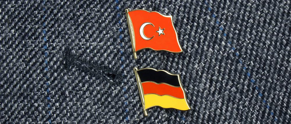 An einem Jackenrevers befinden sich Fahnensticker der Türkei und von Deutschland.