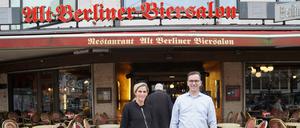 Betriebsleiter Thorsten Brix und die Kellnerin Mina Welly vor dem "Alt Berliner Biersalon" am Kurfürstendamm. Das Restaurant muss vorübergehend ausziehen.