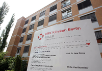 Nach dem Betrugsskandal an Berliner DRK-Kliniken beginnt am 08.04.2016 vor dem Landgericht der Prozess gegen vier Verdächtige.