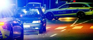 Ein beschädigtes Fahrzeug und Polizeiwagen stehen in Homburg an einem Zebrastreifen.