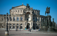 Dresden ist eine der acht deutschen Städte, die sich um den Titel "Kulturhauptstadt Europas 2025" bewerben. Hier die Semperoper auf dem Theaterplatz .