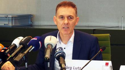 Jörg Lutz (parteilos), Oberbürgermeister von Lörrach, während einer Pressekonferenz. 