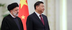 Xi Jinping (r.), Präsident von China, empfängt Ebrahim Raisi, Präsident von Iran, bei einer offiziellen Begrüßungszeremonie.