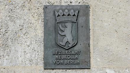 «Bezirksamt Neukölln von Berlin» steht auf der Tafel am Rathaus in Neukölln. 