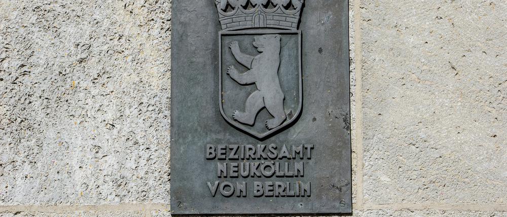 «Bezirksamt Neukölln von Berlin» steht auf der Tafel am Rathaus in Neukölln. 