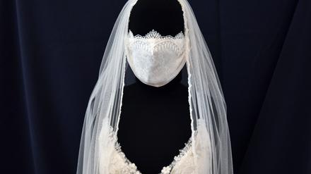 Die Mund-Nasen-Maske für die Braut. Das Werk der Schneiderin Friederike Jorzig soll Ausstellungsstück zum Thema Corona im Bezirksmuseum Tempelhof-Schöneberg werden.