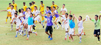 So schön kann Gewinnen sein. Bhutans Kicker bejubeln ihren 1:0-Sieg in Sri Lanka.