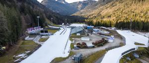 Ein weißer Streifen in grüner Landschaft: Die  letzten Vorbereitungen zum bevorstehenden IBU Biathlon World Cup in Ruhpolding, Bayern werden getroffen.