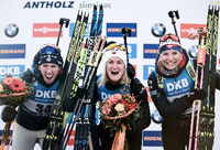 Großer Sprung: Karolin Horchler, Vanessa Hinz, Franziska Preuß und Denise Herrmann (von links nach rechts) freuen sich über Staffel-Silber.