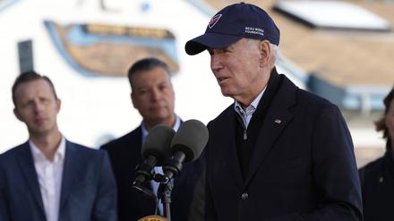 Joe Biden, Präsident der USA, spricht im Seacliff State Park zuhört.