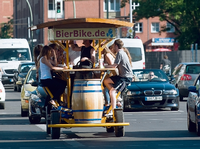 Auch in Berlin ein Ärgernis. Das Bierbike rollt mit einer Gruppe Touristen durch Berlins Mitte.